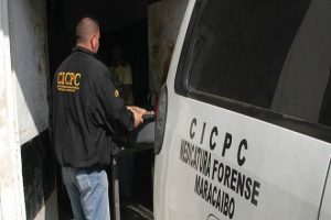 Funcionarios del CICPC proceden a ingresar a la morgue de la Medicatura forense.