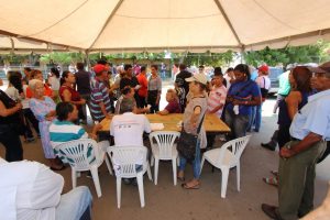 30 07 2017 EM VOTACIÓN EN EL CENTRO ELECTORAL COLEGIO LA CHINITA (1)