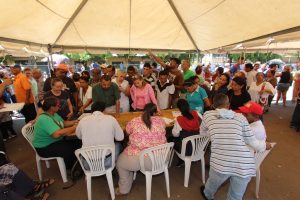 30 07 2017 EM VOTACIÓN EN EL CENTRO ELECTORAL COLEGIO LA CHINITA (17)