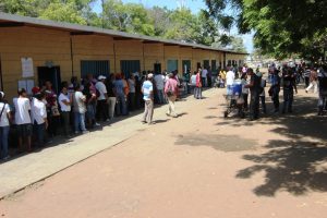 30 07 2017 EM VOTACIÓN EN EL CENTRO ELECTORAL COLEGIO LA CHINITA (3)