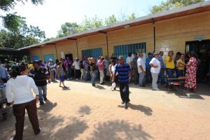 30 07 2017 EM VOTACIÓN EN EL CENTRO ELECTORAL COLEGIO LA CHINITA (4)