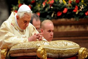 Benedicto-XVI-rezando_ECDIMA20151022_0003_20