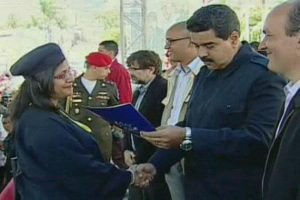 El-Presidente-Nicolás-Maduro-entregando-los-títulos-de-Médico-Integral-Comunitario-junto-a-varios-de-sus-Ministros.