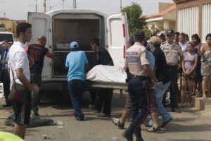 Maracaibo Venezuela 17/07/2015 Zulia Sucesos Una celebración del Día de la Virgen del Carmen en Ciudad Lossada culminó en balacera, que dejó cuatro muertos y cuatro heridos. En el sitio permanece el cadáver de un hombre, identificado como Nell Alexander Villalobos Bracho, mientras que otros sujetos de nombre Jefferson González y Leofran Soto, quienes fueron trasladados al Hospital Universitario de Maracaibo pero llegaron sin vida. Otra víctima a quien identificaron como Jhon Jairo Ortega, de 17 años, fue llevado al Hospital Adolfo Pons. Villalobos Bracho era estudiante de ingeniería en Urbe y faltaba poco para graduarse. Otras tres personas resultaron heridas; entre ellas una mujer llamada Vanesa Carvajal González, de 36 años, madre de 4 niños, quien presentó un tiro en la espalda y Alberto Beto González, propietario de la casa donde ocurrieron los hechos. Se conoció que la tragedia se produjo por una riña y aún no se sabe qué la originó.