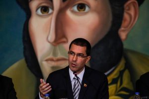 -FOTODELDIA- CAR201. CARACAS (VENEZUELA), 19/08/2017.- El canciller de Venezuela, Jorge Arreaza, habla durante una reuniÛn con el cuerpo diplom·tico acreditado ante el estado venezolano hoy, s·bado 19 de agosto de 2017, en Caracas (Venezuela). Jorge Arreaza convocÛ hoy a todos los paÌses y actores internacionales partidarios del "di·logo" a una reuniÛn internacional a la que est· invitado el expresidente del Gobierno espaÒol JosÈ Luis RodrÌguez Zapatero, para que muestren allÌ su apuesta por el entendimiento frente a las "injerencias" y el "imperialismo". EFE/Cristian Hern·ndez