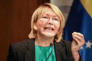 CAR06. CARACAS (VENEZUELA), 22/08/2017.- FotografÌa de archivo del 28 de junio de 2017, de la fiscal general venezolana, Luisa Ortega DÌaz, quien habla durante una rueda de prensa en Caracas (Venezuela). MigraciÛn Colombia informÛ que la exfiscal venezolana Luisa Ortega, que llegÛ el pasado viernes al paÌs, saliÛ hoy, martes 22 de agosto de 2017, desde Bogot· (Colombia) con rumbo a Brasil. EFE/Miguel GutiÈrrez/ARCHIVO