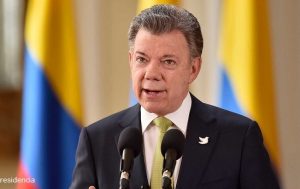 El Presidente Juan Manuel Santos afirmó hoy que si se alcanza la paz con el ELN “será el fin de las guerrillas, y podremos concentrarnos todos en hacer de nuestro país, desde la democracia, la nación libre, normal, moderna, justa e incluyente que podemos”