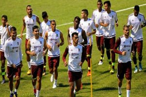 Venezuelan players take part in a training session in San Cristobal on August 27, 2017 ahead of their FIFA World Cup Russia 2018 South American qualifier football match against Colombia. / AFP PHOTO / GEORGE CASTELLANOS