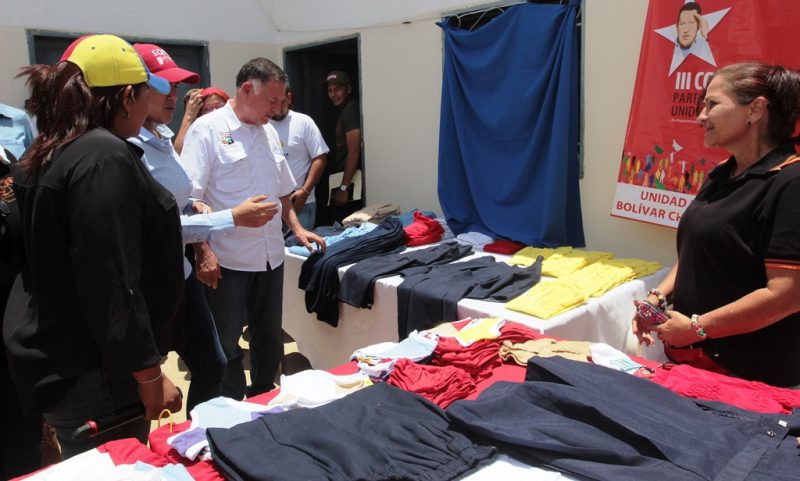 entrega de materia prima a textileras para la produccion de uniformes escolares 17-08-07 (11)