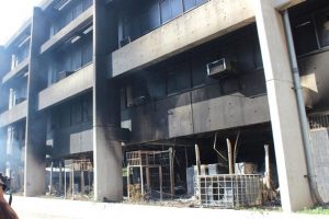 francisco-velasquez-VENEZUELA--P-eacute-rdida-millonaria-deja-quema-del-edificio-Inavi-en-Maracaibo