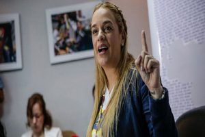VEN04. CARACAS (VENEZUELA), 29/08/2017.- Lilian Tintori, esposa del dirigente opositor preso Leopoldo López, ofrece una rueda de prensa a corresponsales de prensa extranjeros hoy, martes 29 de agosto de 2017, en Caeacas (Venezuela). EFE/Cristian Hernández