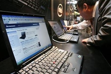 7439-un-visitante-ve-una-laptop-lenovo-en-la-world-pc-expo-en-tok