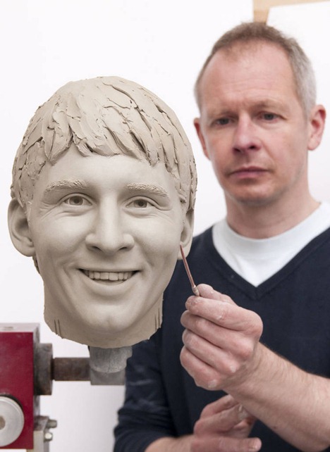 Messi-propia-estatua-AP_CLAIMA20120829_0196_14