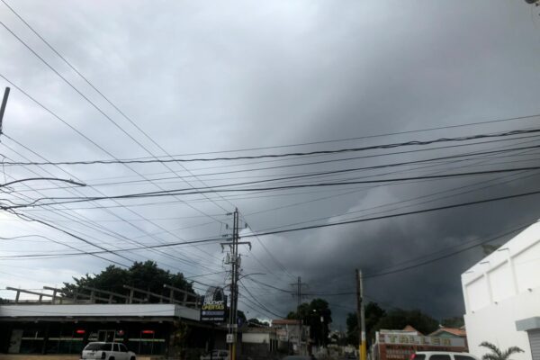 Chubasco dejó sin electricidad a habitantes del barrio Leonardo Ruiz Pineda