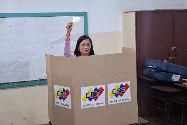 Candidata del MEV Nelly López tras votar: El proceso es rápido y sencillo