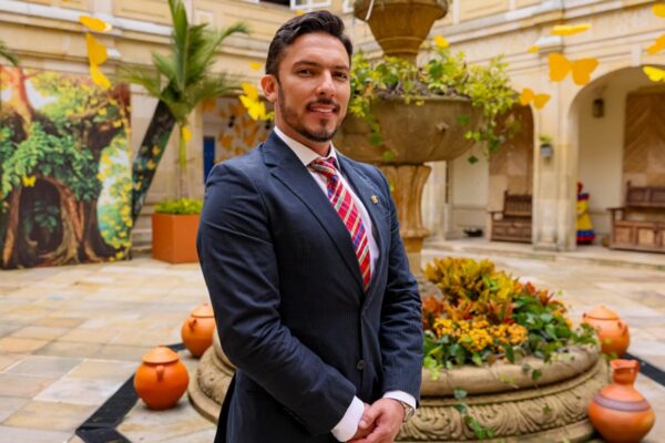 Exactor porno Juan Florián asume como ministro de Igualdad en Colombia