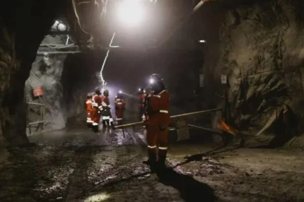 Realizan labores de rescate de 5 trabajadores  en mina de Chile