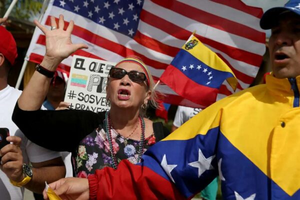 Juez federal ordena pausar cualquier decisión sobre el TPS de venezolanos