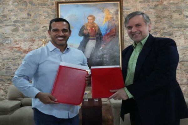 Venezuela e Irán impulsan producción de fibra óptica con acuerdo en La Guaira