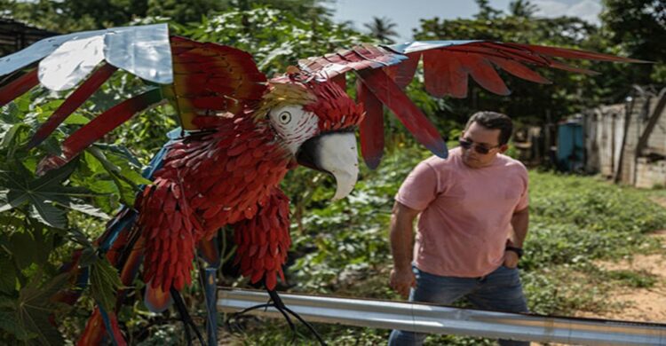 De la chatarra al arte: un artista venezolano transforma la basura en esculturas monumentales para salvar el Lago de Maracaibo
