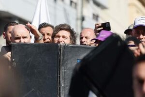 Evacuan a Javier Milei de un acto en Lomas de Zamora, Argentina, tras un ataque de manifestantes opositores