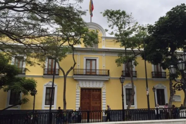 Cancillería entrega carta de protesta a Guyana por presencia de Exxon Mobil en territorio en disputa