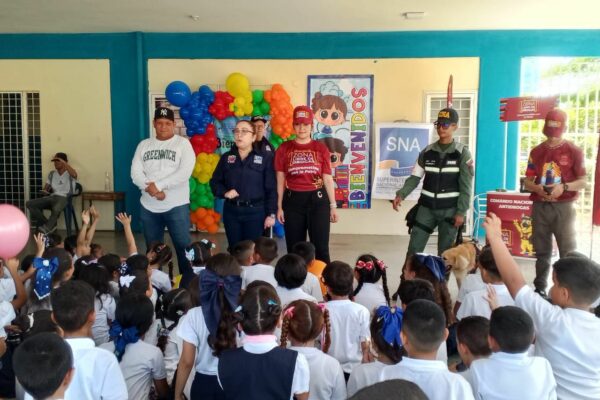 Gobernación del Zulia y Frente Preventivo dan la bienvenida al nuevo periodo escolar con un abordaje en la E.B.N. San Francisco.