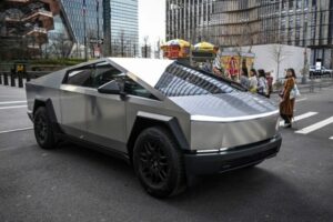 Familias demandan a Tesla por muerte de universitarios calcinados en accidente de Cybertruck