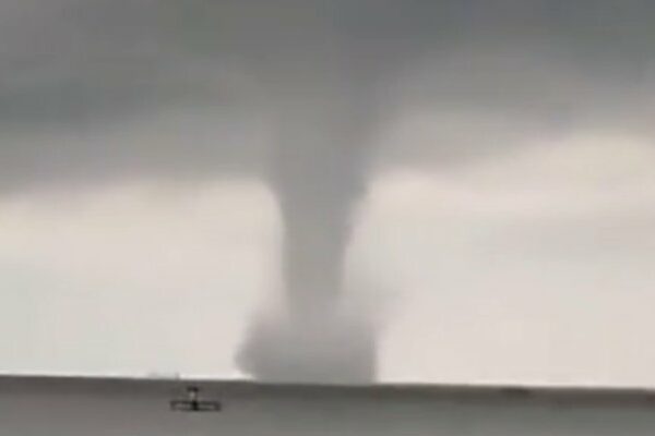 Intensa tromba marina captada en la Costa Oriental del Lago de Maracaibo