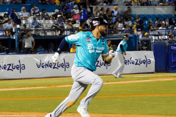 Breyvic Valera en noche histórica: A dos hits del récord de Bravos