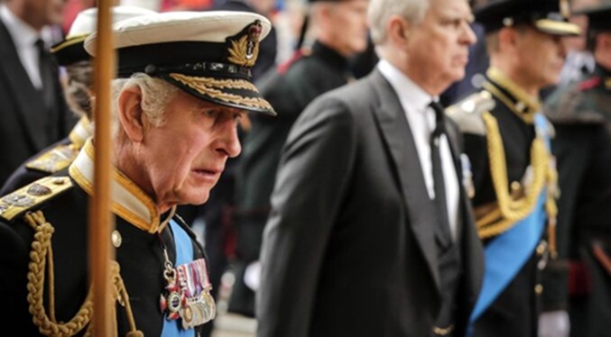 El Rey Carlos III sella el destino del Príncipe Andrés: Retirada oficial y definitiva de Títulos Reales