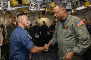 Jefe del Comando Sur visita el buque USS Iwo Jima anclado en el Caribe