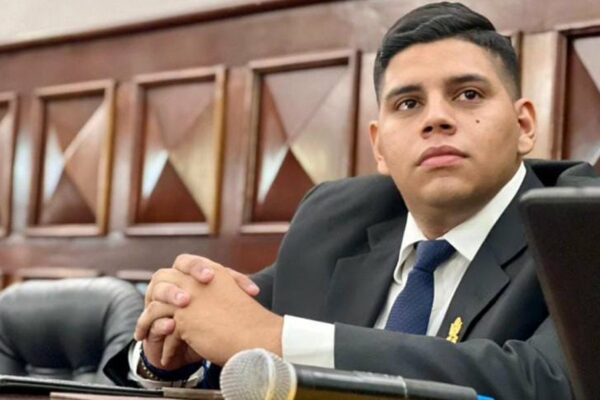 Diputado de UNT José Villarreal renuncia por «mala dirección política»