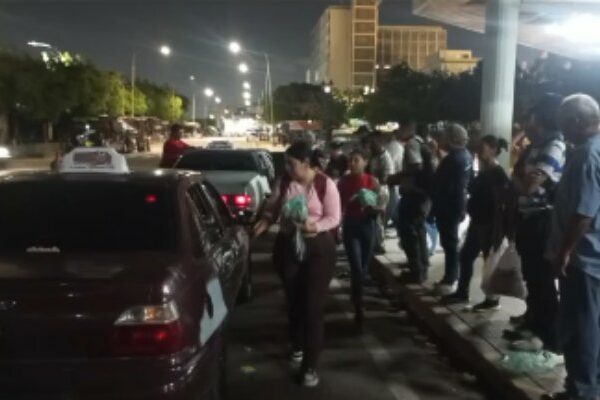 Paradas de transporte nocturas del centro de Maracaibo enfrentan falta de unidades y de vigilancia