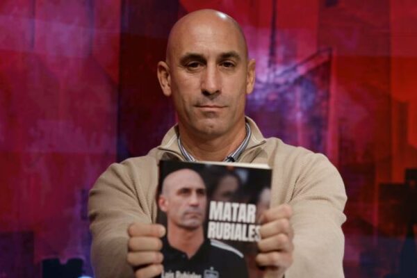 Agredido Luis Rubiales con lanzamiento de huevos  durante la presentación de su libro