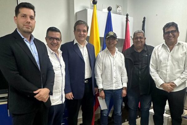 Petro recibe a voceros venezolanos para impulsar el diálogo