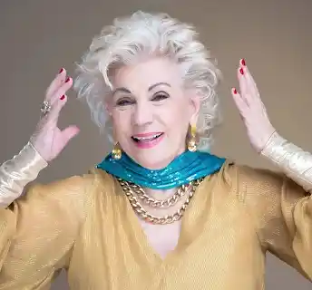 Mirla Castellanos recibe máximo galardón por impecable trayectoria