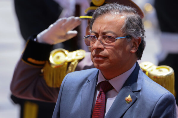 Petro: Militares deben defender la soberanía ante amenazas