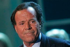 Dos extrabajadoras acusan a Julio Iglesias de agresiones sexuales