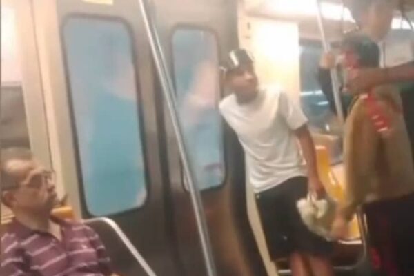 Video: Jóvenes agreden con atomizadores a un pasajero en el Metro