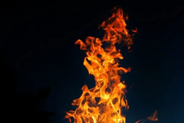 Mujer y su bebé mueren quemados por acusaciones de brujería