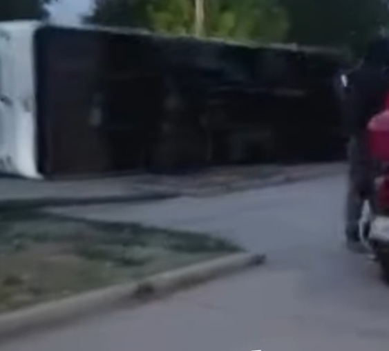 Conductor fallece al volante y causa vuelco de unidad en Ciudad Ojeda