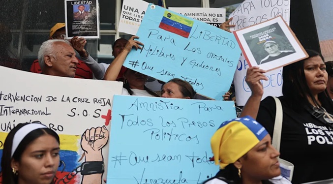 Familiares de detenidos debaten con diputados alcances de la ley de amnistía