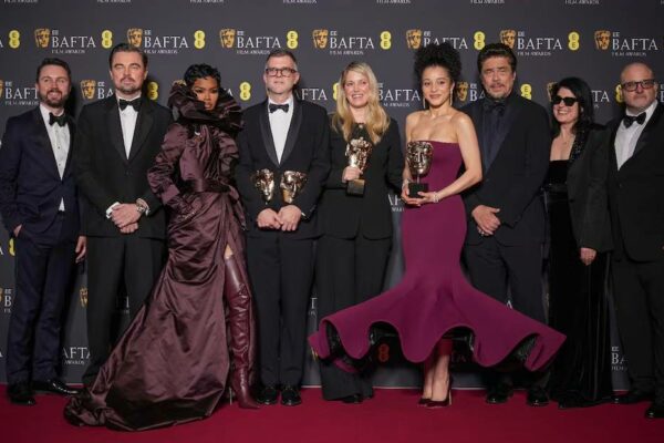 Paul Thomas Anderson arrasa en los BAFTA 2026: “Una batalla tras otra” se corona con seis máscaras doradas