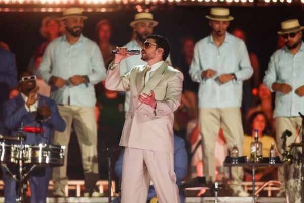 Bad Bunny rinde emotivo tributo a Willie Colón en Brasil  El artista urbano