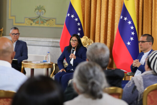 Delcy Rodríguez dialoga con responsables de violencia por la paz