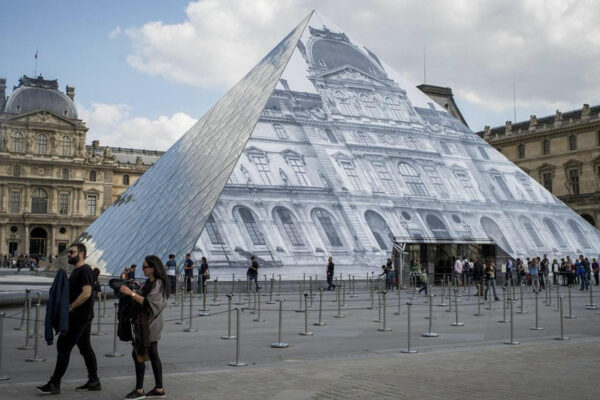 Renuncia la directora del Museo del Louvre tras histórico robo de joyas reales