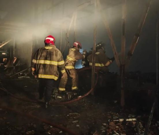 Bomberos de Maracaibo sofocan incendio en empresa del sector Panamericano
