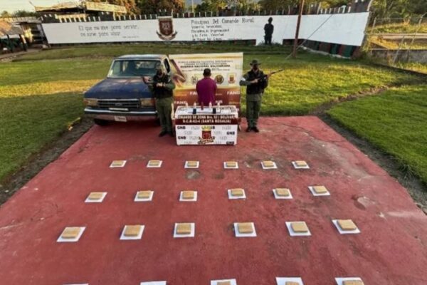 Autoridades incautan veintitrés kilos de droga ocultos en un vehículo