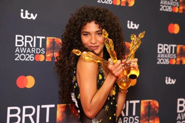 Olivia Dean hace historia en unos BRIT Awards marcados por el debut de Rosé y el regreso de Harry Styles